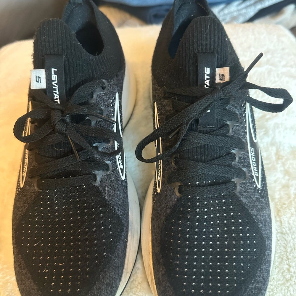 Brooks Levitate Stealth fit 5 Running shoe